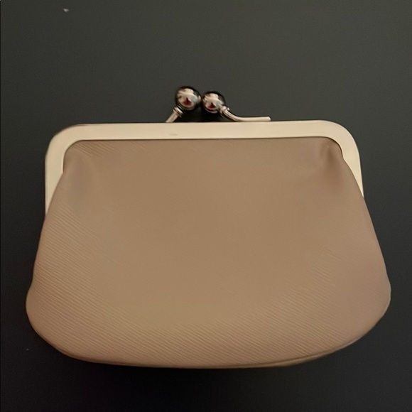 Elegant Cream Clutch with Bow Accent - Picture 2 of 10